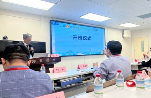 柜台前的男人 中度可信度描述已自动生成